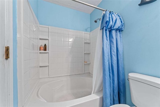 bathroom with a textured ceiling, toilet, and shower / tub combo