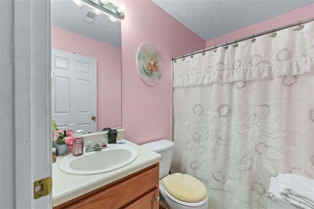 full bath featuring vanity, a shower with shower curtain, toilet, and a textured ceiling