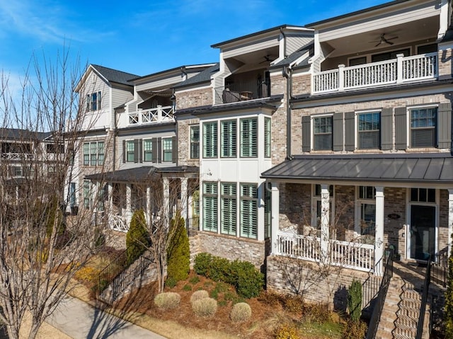 view of front of property with ceiling fan