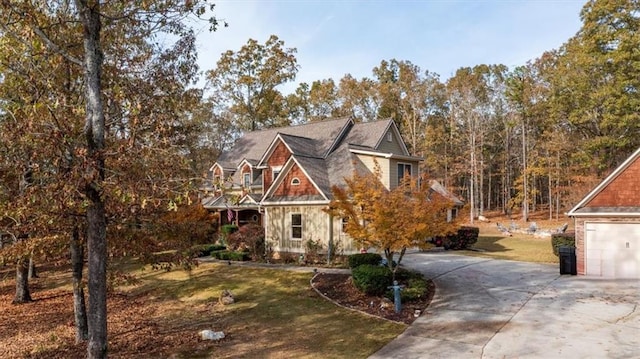 view of front of home featuring a front yard