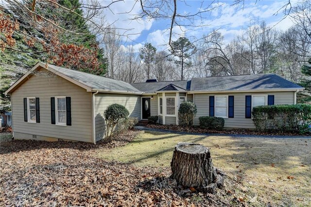ranch-style home featuring crawl space and a front lawn