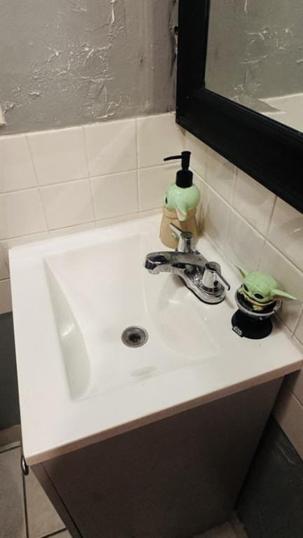 interior details featuring tasteful backsplash and a sink