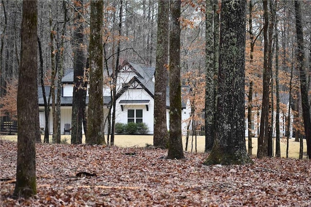 view of front facade featuring a shingled roof