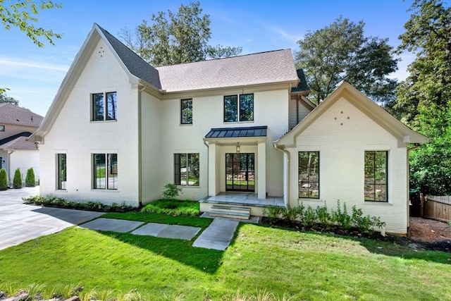 view of front facade featuring a front lawn