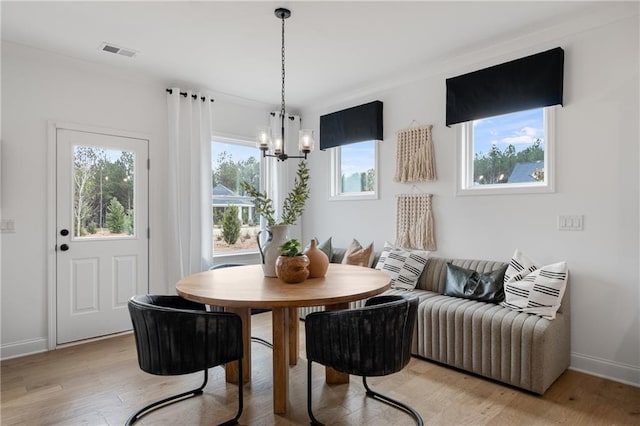 dining space featuring a chandelier, light hardwood / wood-style flooring, and a wealth of natural light