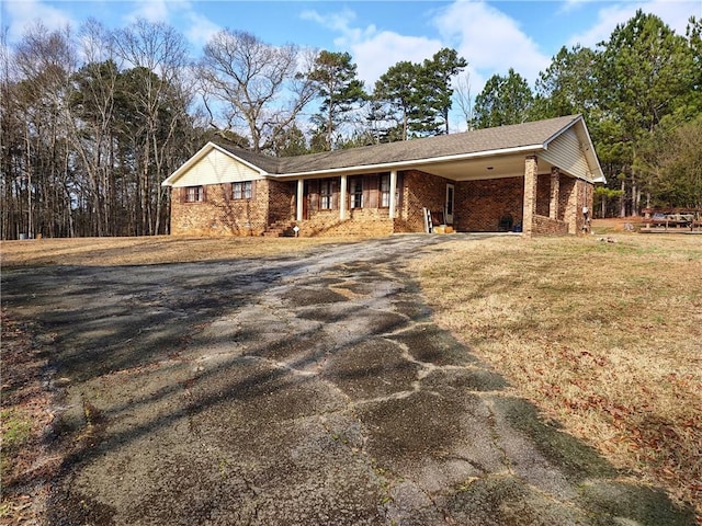 view of front of house featuring a carport and a front yard