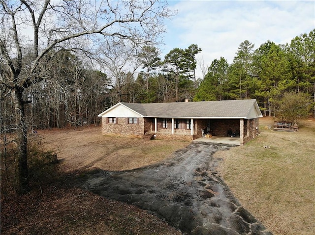 view of front of house featuring a carport and a front lawn