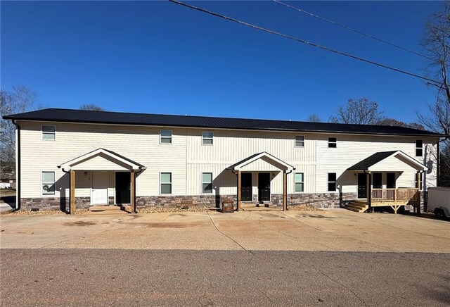 view of front of house featuring a patio area