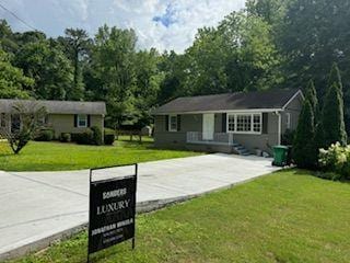 view of front of property with a front yard and driveway