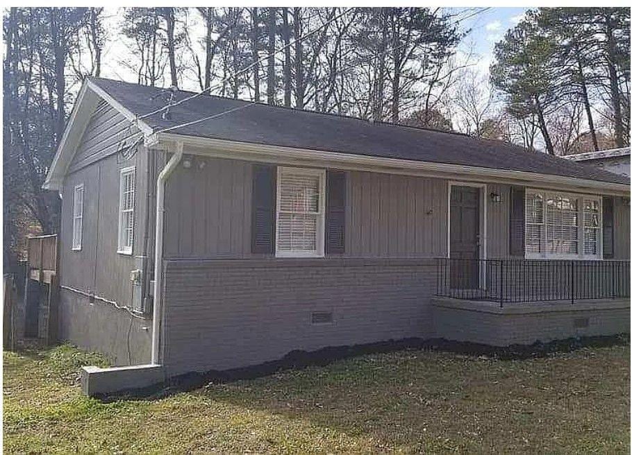 view of front of home featuring crawl space, a front lawn, and covered porch