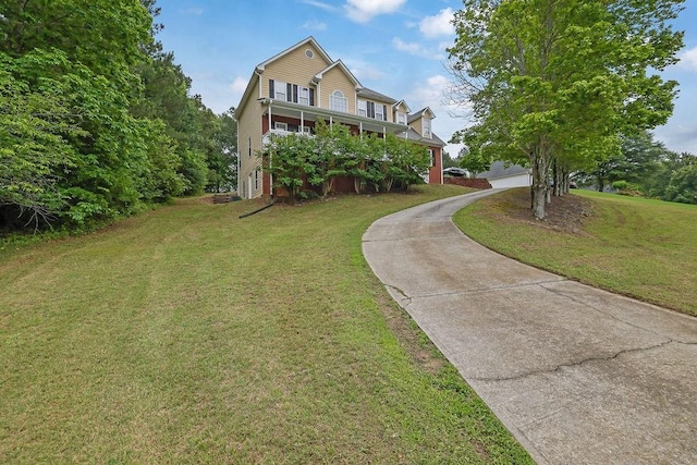view of front facade featuring a front yard and a detached garage