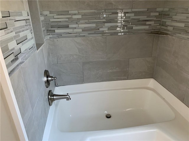 bathroom with tiled shower / bath combo