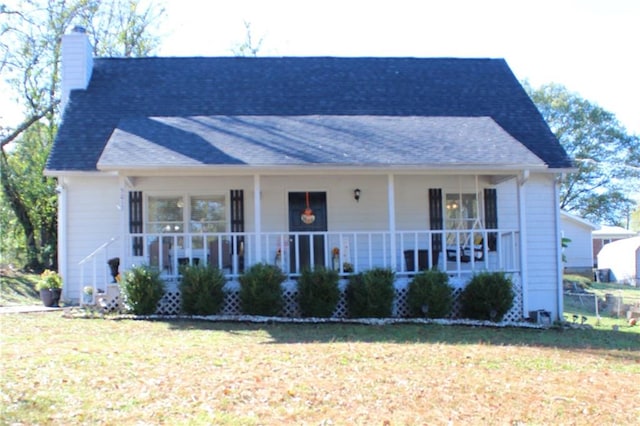 view of front of property featuring a front lawn