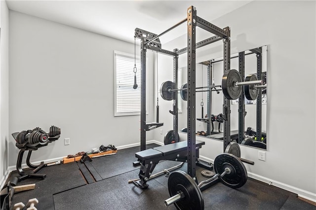 exercise room featuring baseboards