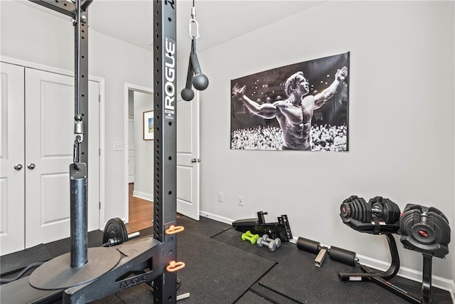 exercise area featuring baseboards