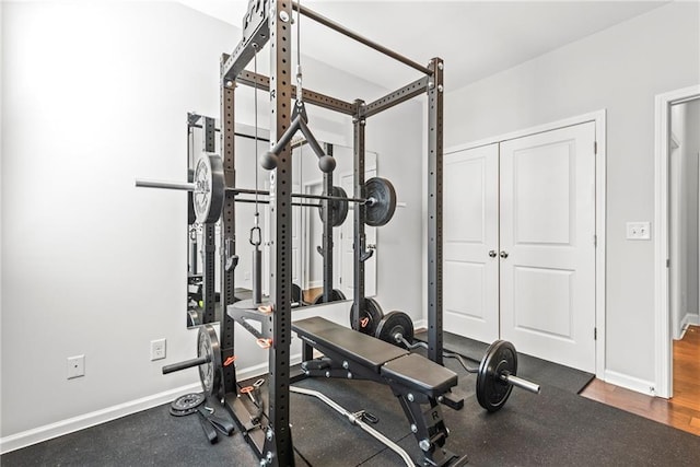 workout area with baseboards