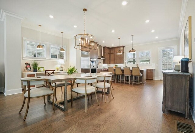 dining space with dark wood-style floors, recessed lighting, visible vents, and crown molding