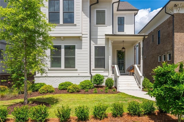 view of front facade featuring a front yard