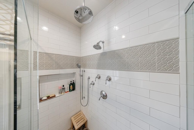 full bathroom featuring a tile shower