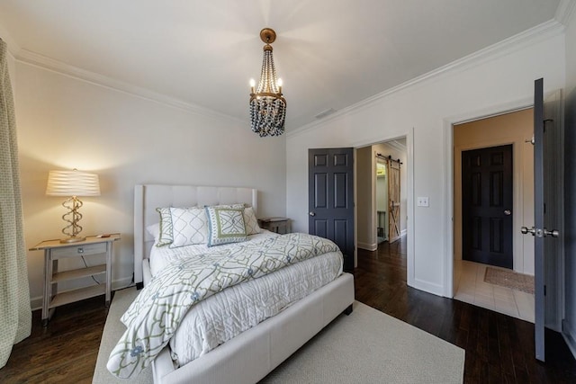 bedroom featuring a barn door, baseboards, visible vents, ornamental molding, and wood finished floors