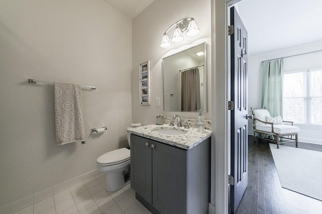 bathroom with a shower with curtain, baseboards, vanity, and toilet