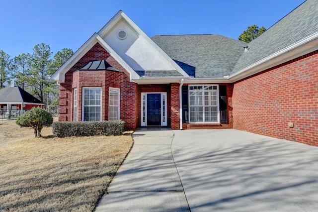 view of front of home featuring a front yard