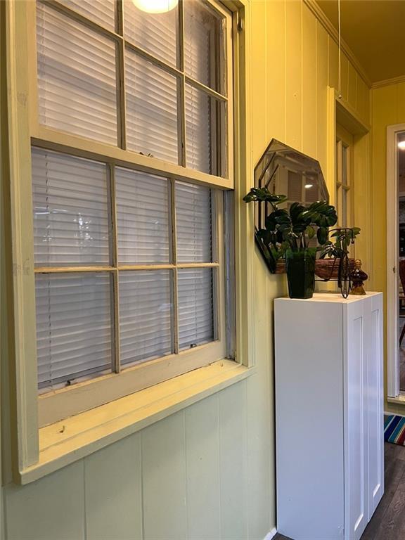1017 Clifton Dr, Macon, GA 31204 - detailed view of crown molding