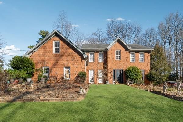 view of front of house featuring a front lawn