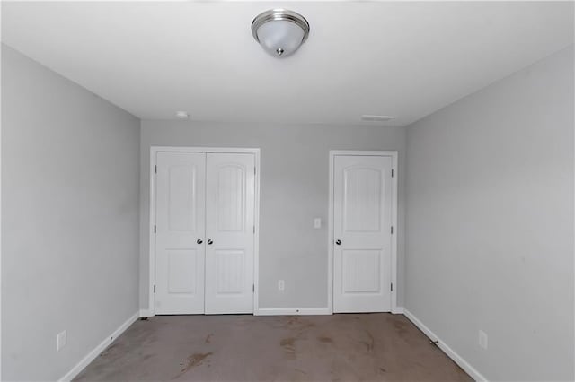 unfurnished bedroom featuring a closet and baseboards