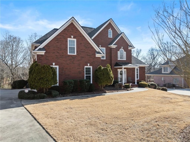 view of front property featuring a front lawn