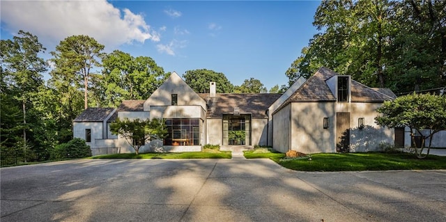 view of front of house with a front lawn