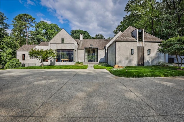 view of front of home featuring a front yard