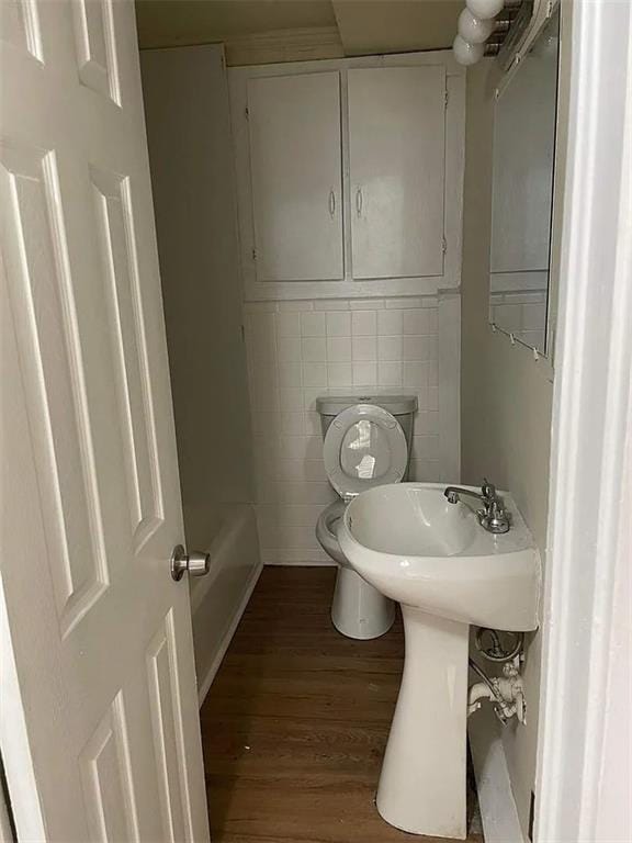 2771 Mann Rd, Winston, GA 30187 - bathroom featuring wood finished floors and a bath