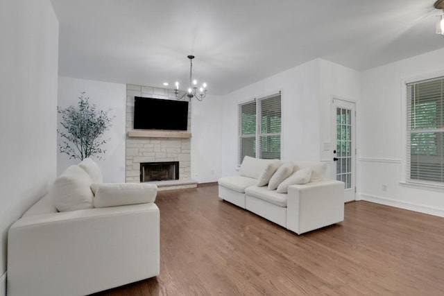 11280 Brookhollow Trl, Alpharetta, GA 30022 - living room featuring wood finished floors, a chandelier, healthy amount of natural light, and baseboards