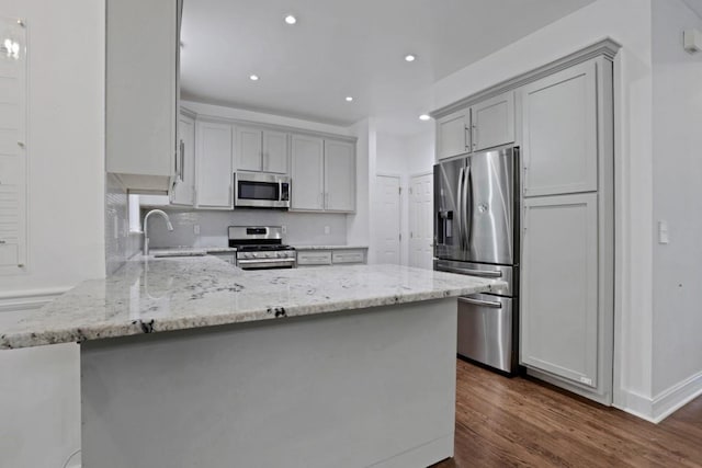 11280 Brookhollow Trl, Alpharetta, GA 30022 - kitchen with stainless steel appliances, a sink, gray cabinets, a peninsula, and recessed lighting