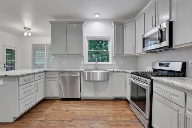 11280 Brookhollow Trl, Alpharetta, GA 30022 - kitchen with appliances with stainless steel finishes, a sink, a peninsula, and healthy amount of natural light