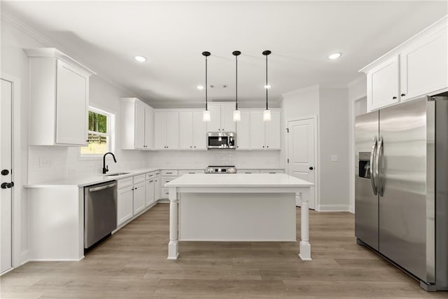 418 Brookstone Trl, Dawsonville, GA 30534 - kitchen with stainless steel appliances, crown molding, a sink, a kitchen breakfast bar, and tasteful backsplash