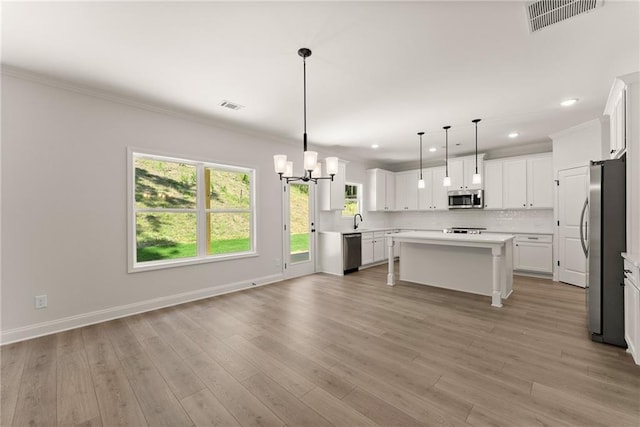 418 Brookstone Trl, Dawsonville, GA 30534 - kitchen with appliances with stainless steel finishes, recessed lighting, a chandelier, a sink, and light countertops