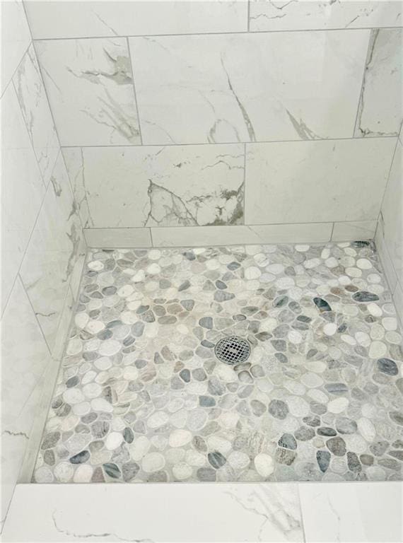 room details featuring a tile shower