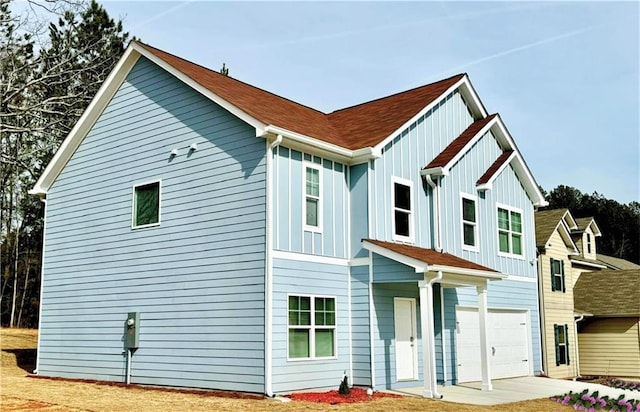 view of front facade featuring a garage