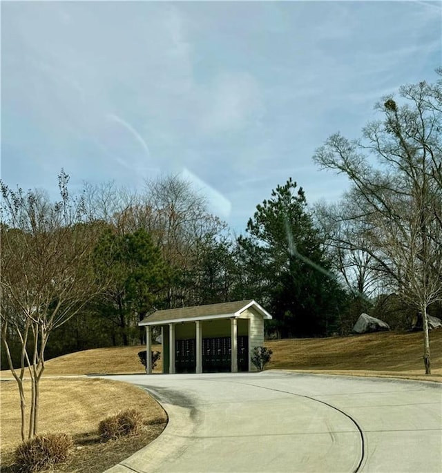 view of property's community featuring a lawn