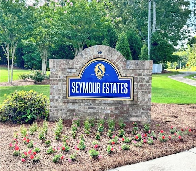 community / neighborhood sign with a lawn