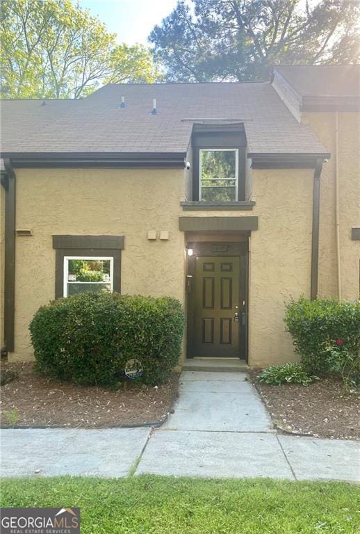 property entrance featuring stucco siding