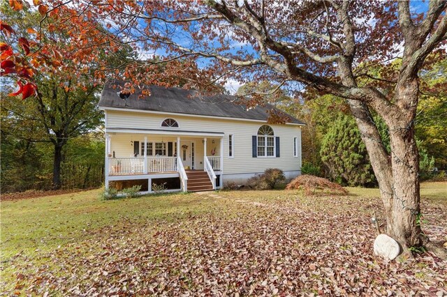 view of front facade with a porch and a front lawn