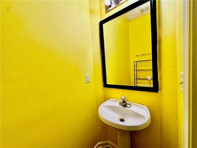 bathroom featuring a sink
