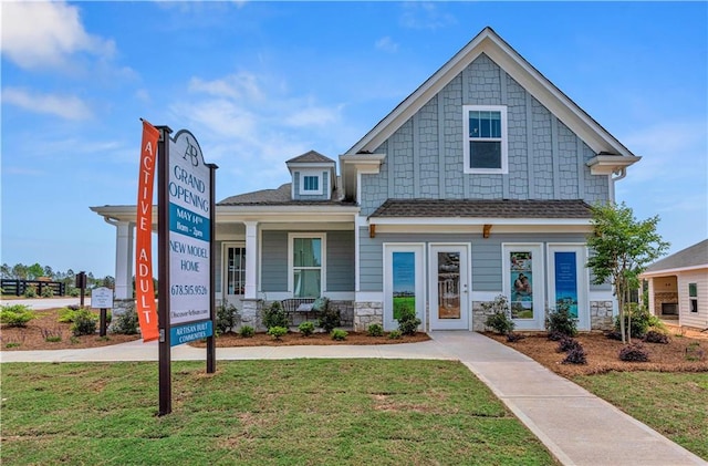 craftsman inspired home featuring a front lawn