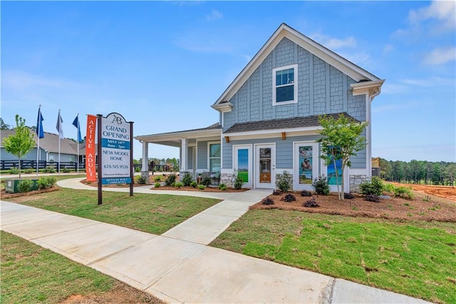 craftsman house featuring a front yard