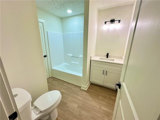 850 Greenhedge Dr, Stone Mountain, GA 30088 - full bath featuring a textured ceiling, wood finished floors, vanity, and shower / bath combination