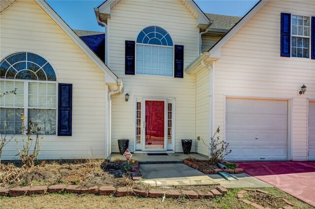 view of front facade with driveway and a garage