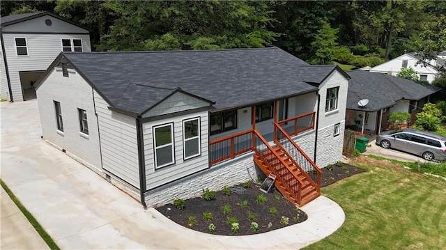 view of front of property with a front yard